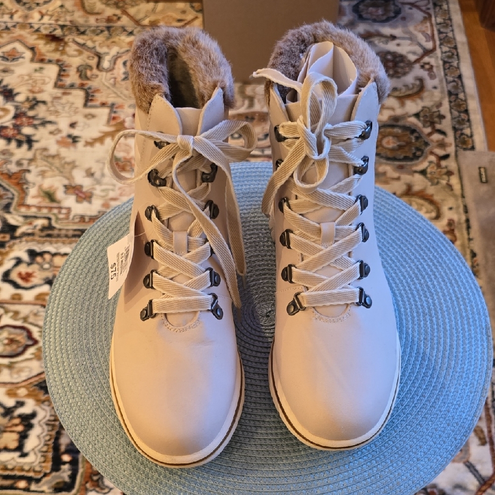 ST. JOHN'S BAY BRAND WOMEN'S WHITE WINTER SHORT LACE UP BOOTS SIZE 9.5